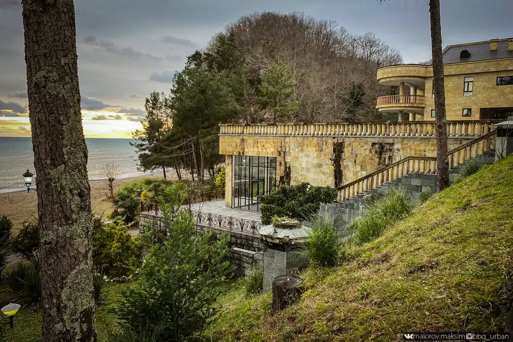 Abházia, elhagyatott helyek, fekete-tenger, galéria, gorbacsov, Gorbacsov dácsa, látnivalók, Mjuszera, szovjet történelem, szovjetunió, Sztálin dácsa, történelem, turizmus, üdülőkomplexum